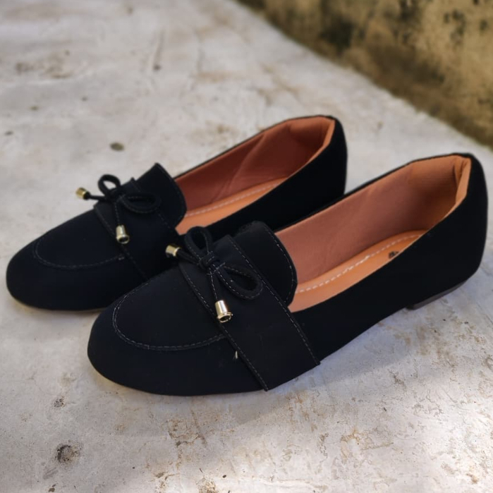 Mocassim bico redondo nobuck preto com laço CONFORT