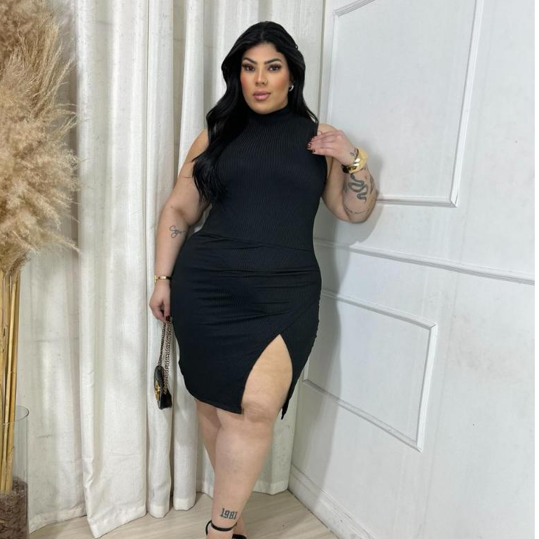 DRAPA PLUS - Vestido Gola Fenda Sem Manga - Plus Size