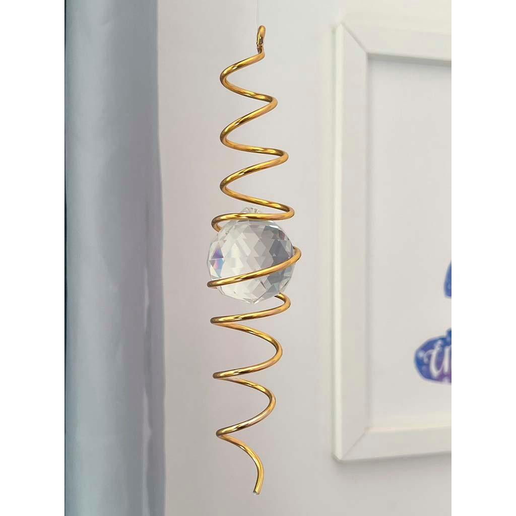 Prisma Feng Shui Espiral Dourado – Captador de Energia e Suncatcher