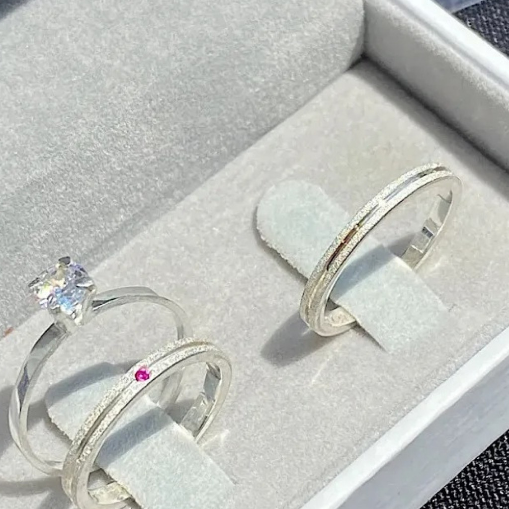 Alianças de Namoro e Compromisso em Prata950 cravejada pedra rosa 2mm Fina  e Anel Solitário rosa